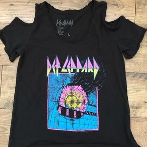 Women’s Def Leppard graphic tee! ⚡️💗 🤘🏼 Size: L